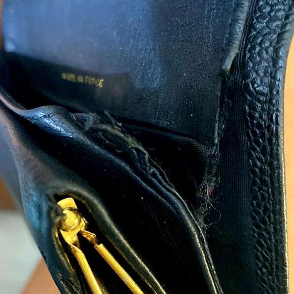 CHANEL VINTAGE BIFOLD CAVIAR BLACK LEATHER WALLET+CHANGE PURSE W/ GOLD HARDWARE - Picture 15 of 16